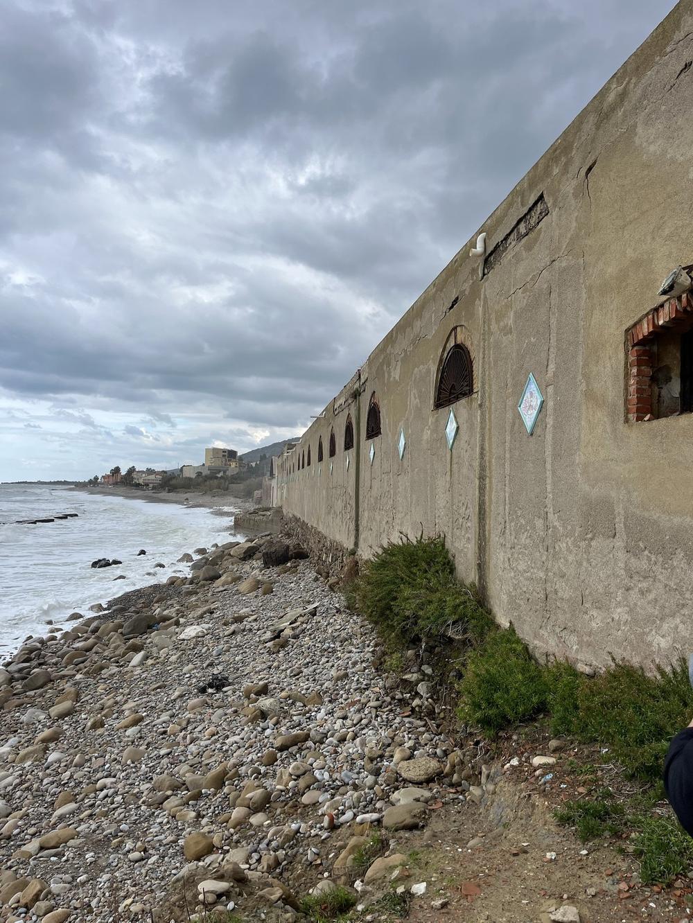 Il prospetto storico sul mare con i rombi in ceramica smaltata