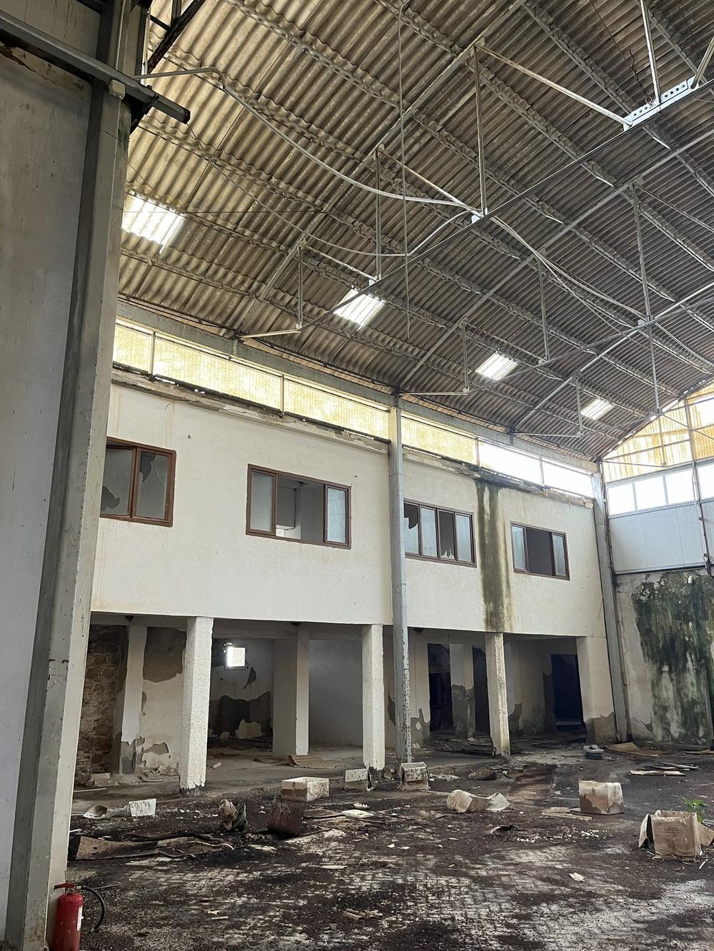Corpo uffici a due livelli costruito all'interno del capannone