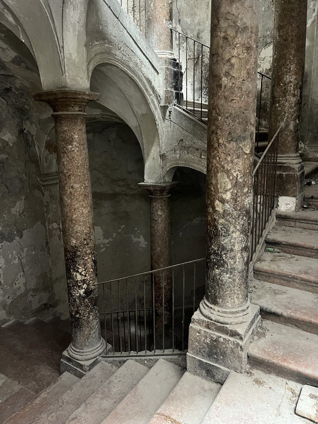 Colonne alla base dello scalone