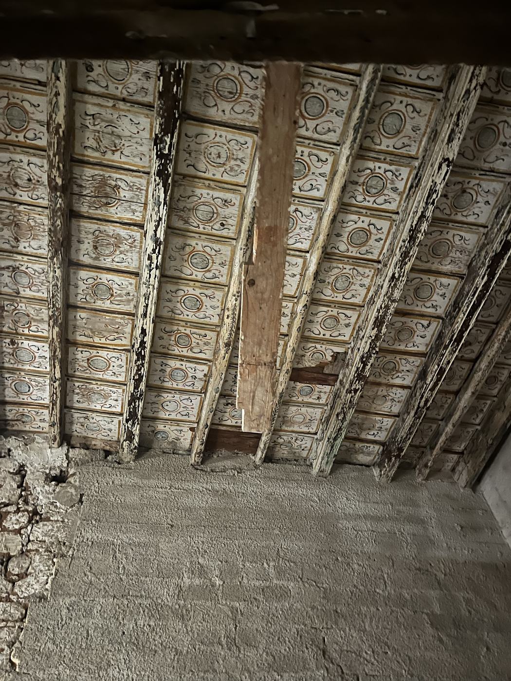 Soffitto ligneo a cassettoni dipinti