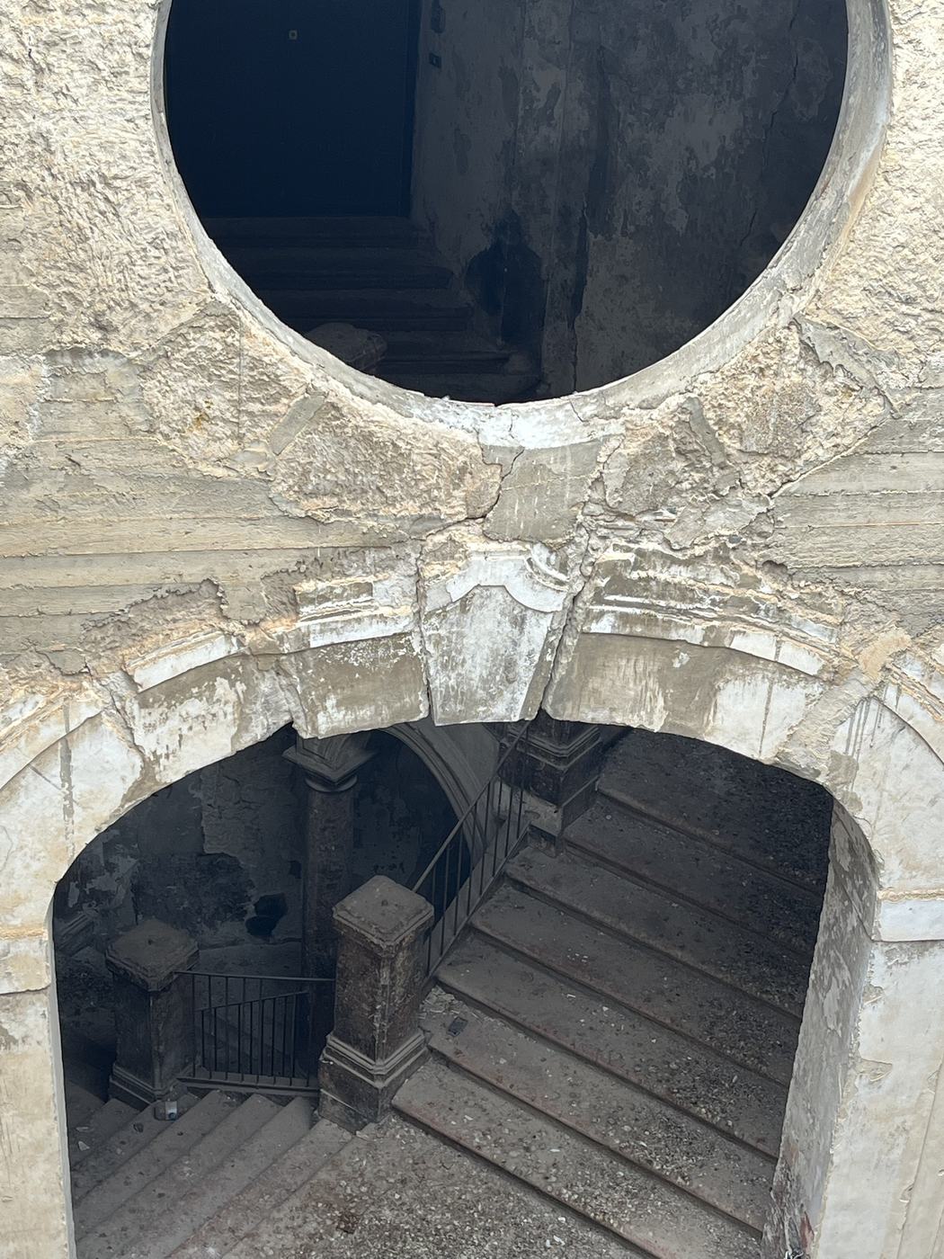 Oculo e arco sopra le rampe