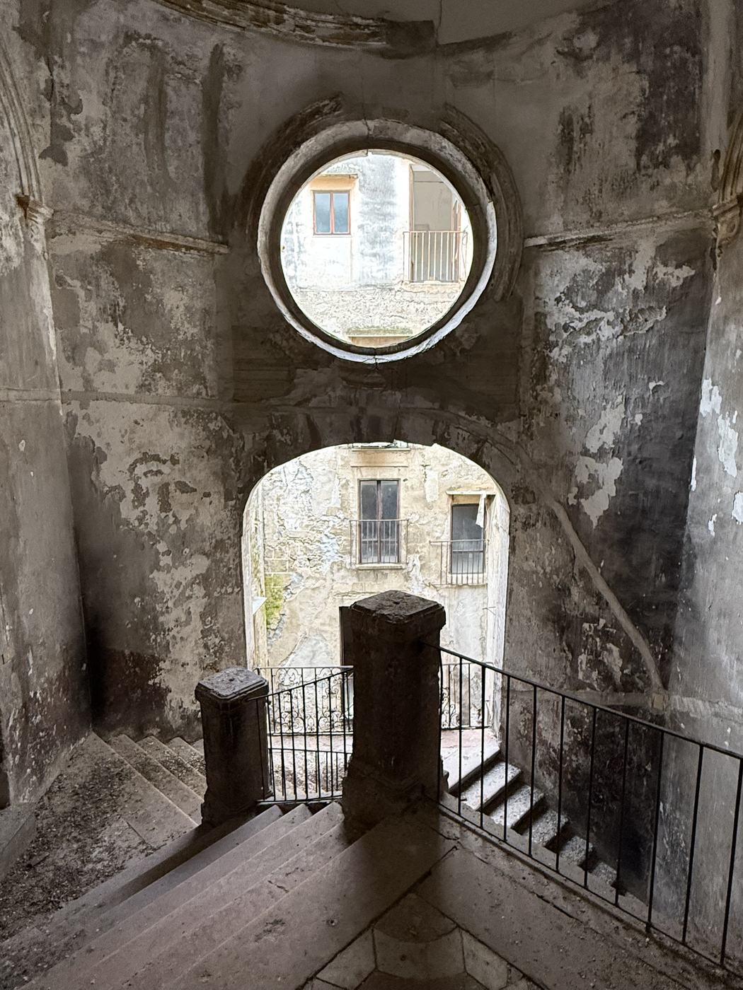 Rampa dello scalone con oculo sul cortile