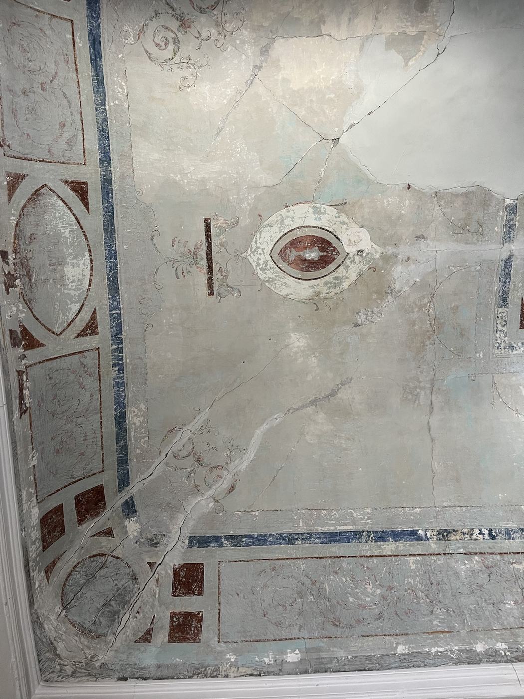 Volta dipinta con cornici blu e rosse