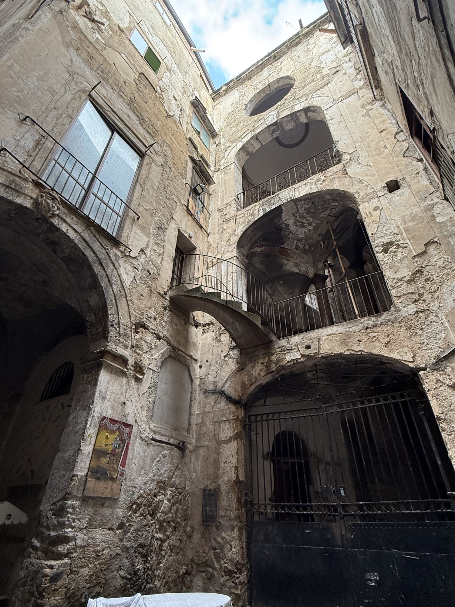 Il cortile di Palazzo Rammacca con lo scalone e le logge