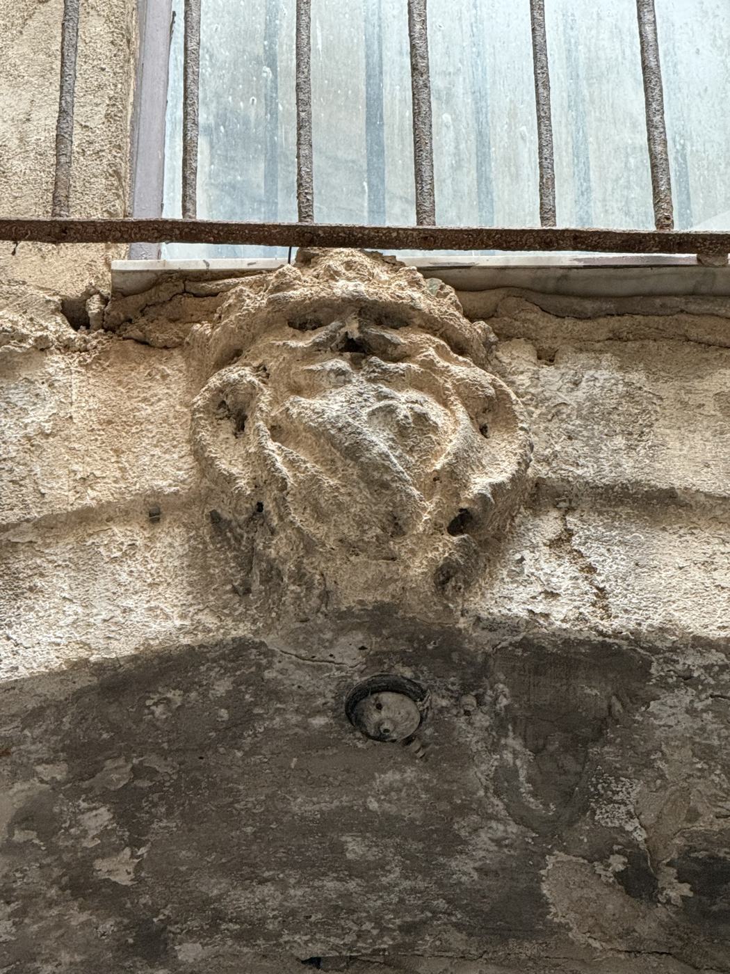 Decorazione scolpita in pietra sulla chiave d'arco